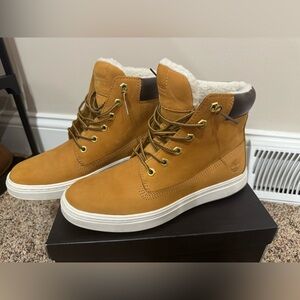 Women’s timberland lace up boots. fuzzy inside.